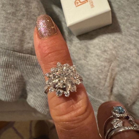 Womens moissanite diamond ring - Picture 10 of 11